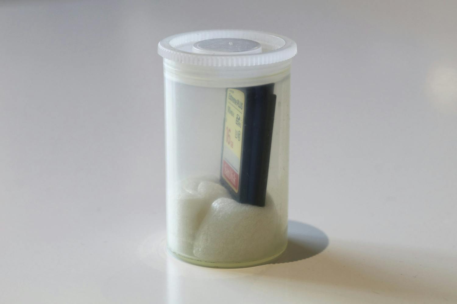 En analog filmburk fungerar fint som hållare till sd-kort.